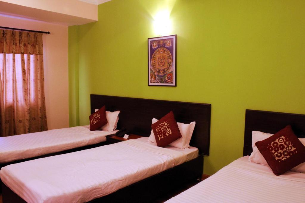 Postel nebo postele na pokoji v ubytování Cascade Hotel