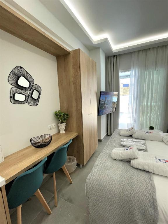 Televízia a/alebo spoločenská miestnosť v ubytovaní Chic Centre Suites Athens