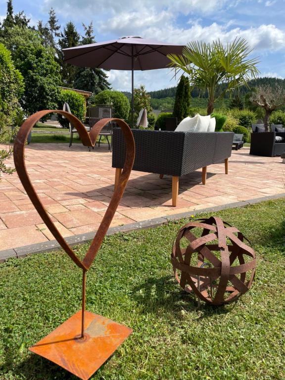 una escultura de un corazón en la hierba junto a un banco en Maxhof Trier, en Trier