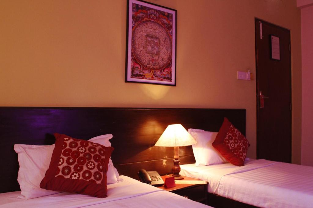 Postel nebo postele na pokoji v ubytování Cascade Hotel