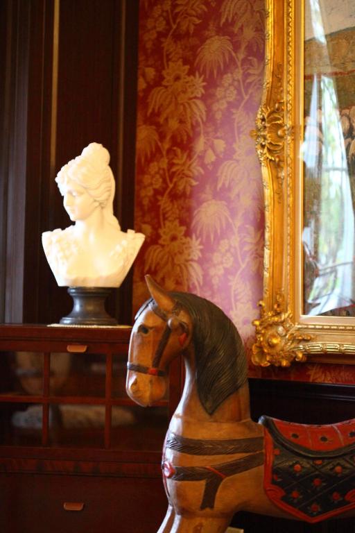 a statue of a horse next to a mirror at Haut Rhin Villa in Zhuangwei