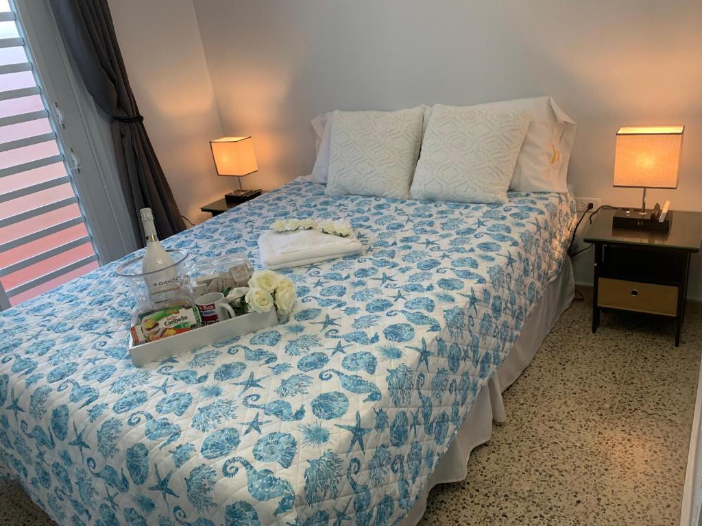 Schlafzimmer mit einem Bett mit einer blauen und weißen Bettdecke in der Unterkunft Levittown Lakes in Levittown