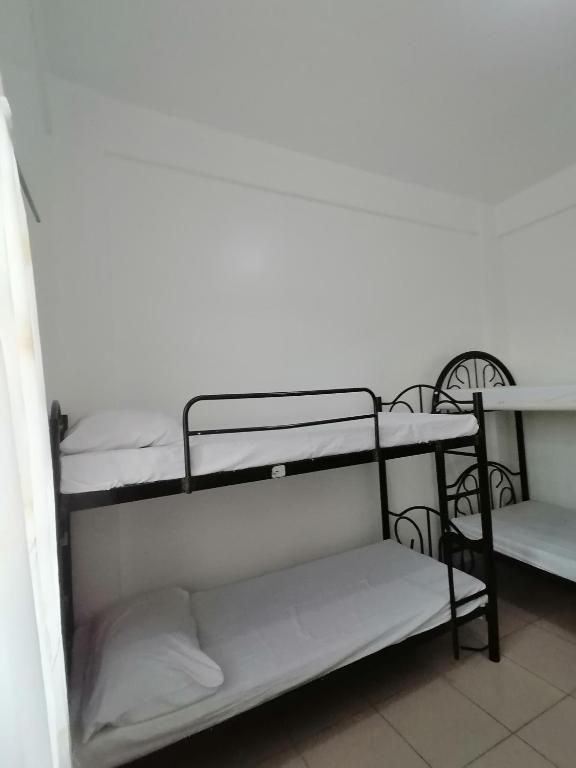 Postel nebo postele na pokoji v ubytování Two-Hearts Dormitory