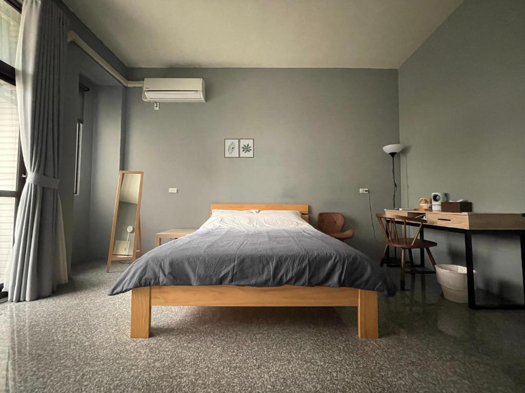 鹿港的住宿－哈樓民宿，一间卧室配有一张床和一张书桌
