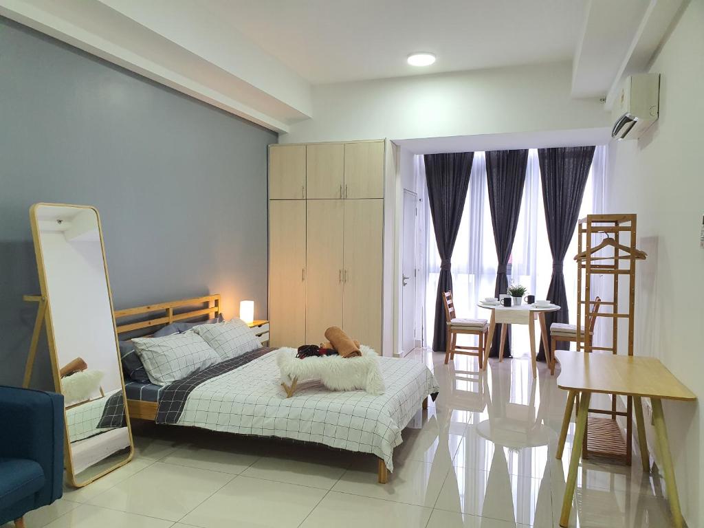 - une chambre avec un lit, une table et des chaises dans l'établissement Vivo Soho Suite @ Mid Valley Old Klang Road KL, à Kuala Lumpur