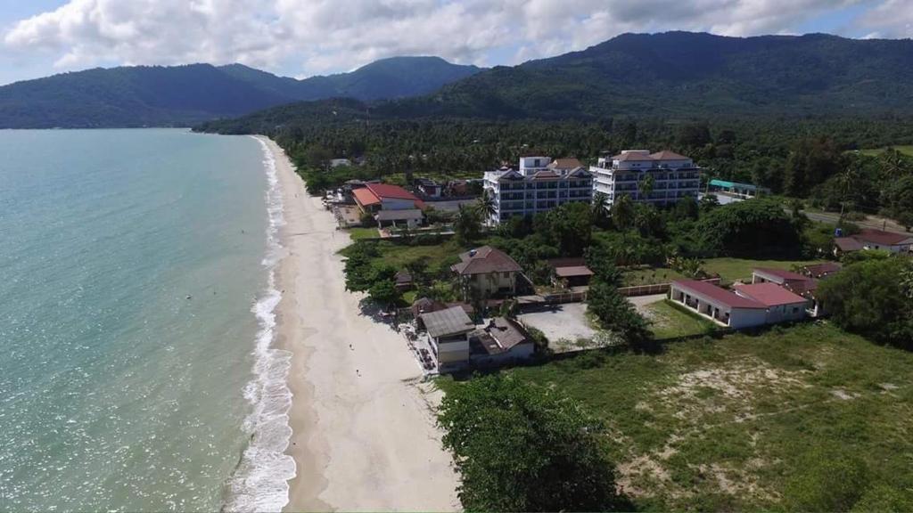 z powietrza widok na ośrodek i plażę w obiekcie Khanom Beach Residence 1-Bedroom Ocean Front Condo w mieście Khanom