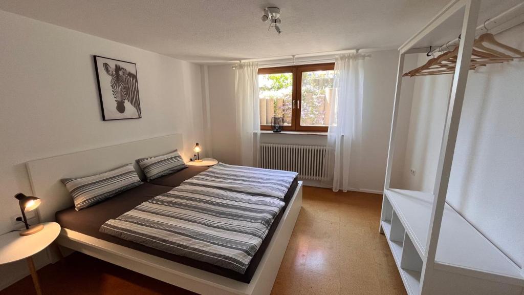 Apartment near Europa-Park & Black Forest في كابل غرافنهاوسن: غرفة نوم بسرير كبير في غرفة مع نافذة