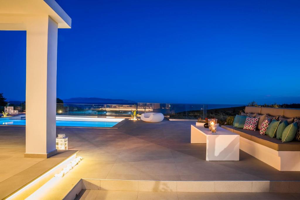 Bazén v ubytování Olea O' Luxury Living nebo v jeho okolí
