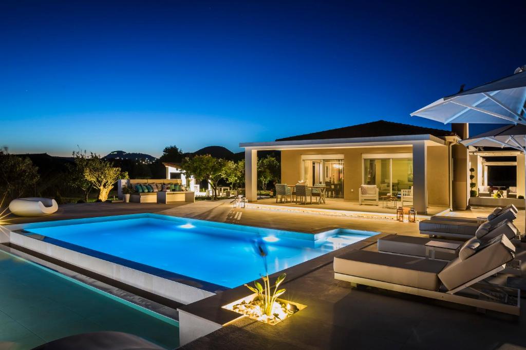 Bazén v ubytování Olea O' Luxury Living nebo v jeho okolí