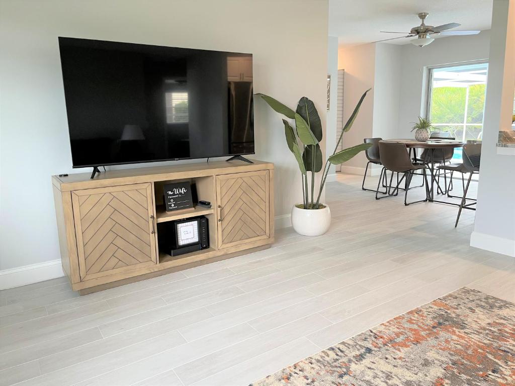 TV at/o entertainment center sa Luxury Stay in Jensen Beach with Heated Pool minutes to Downtown and Beaches