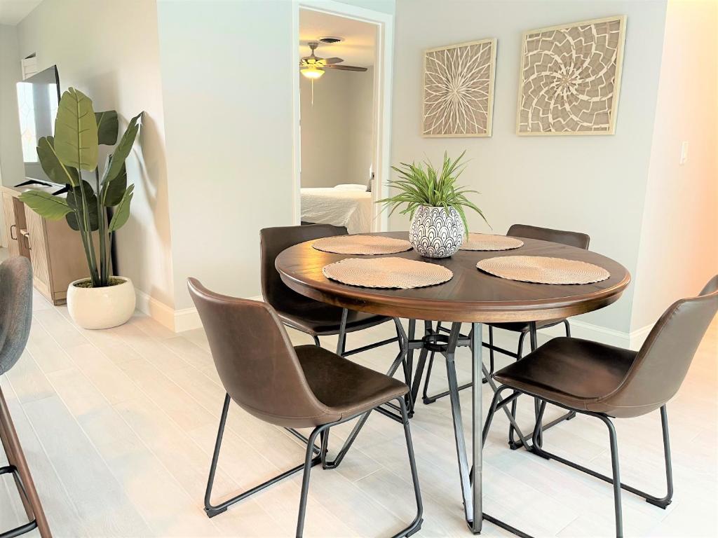 Beautiful Modern Home in Jensen Beach with Heated Pool Near Downtown and Beaches - Maison De Trois Chambres
