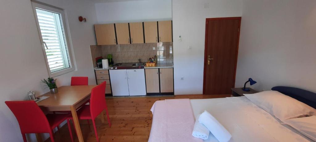 Kuchnia lub aneks kuchenny w obiekcie Apartments Lampalo