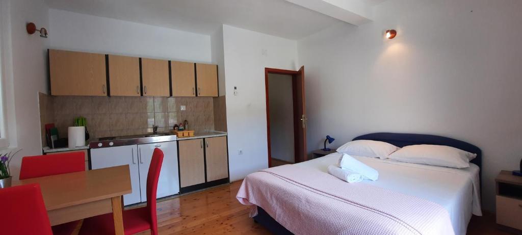 Kuchnia lub aneks kuchenny w obiekcie Apartments Lampalo