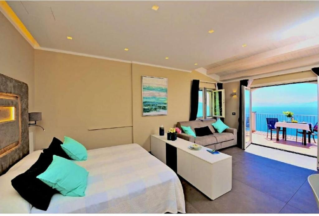 Łóżko lub łóżka w pokoju w obiekcie Amalfi Blu Retreat