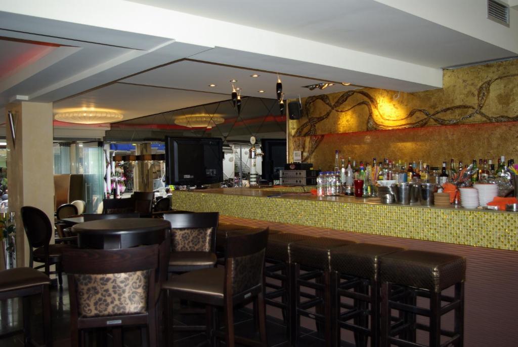 Lounge nebo bar v ubytování Dion Hotel