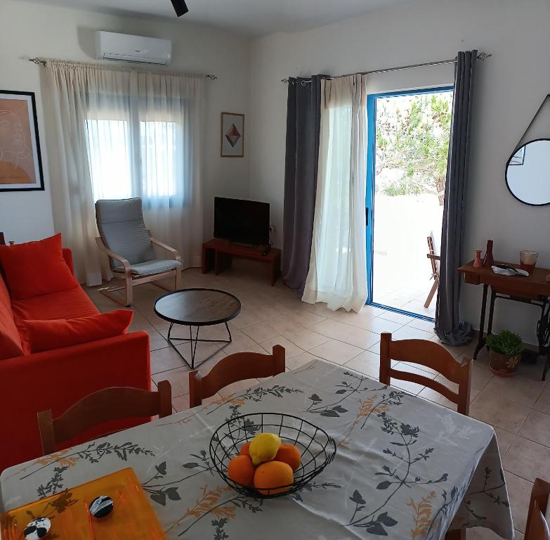 Televízia a/alebo spoločenská miestnosť v ubytovaní Sea view Pine house