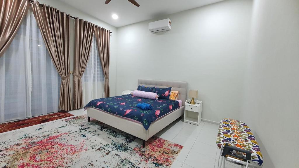 um quarto com uma cama e uma janela em Green Homestay Tangga Batu em Tangga Batu