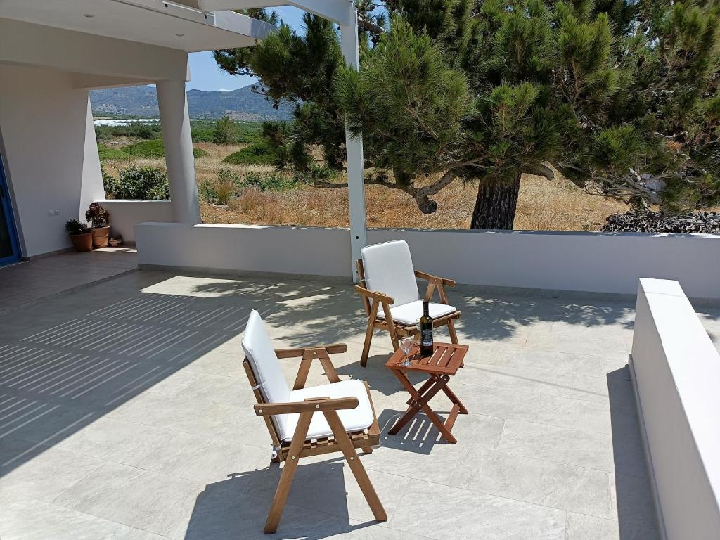 Balkón alebo terasa v ubytovaní Sea view Pine house