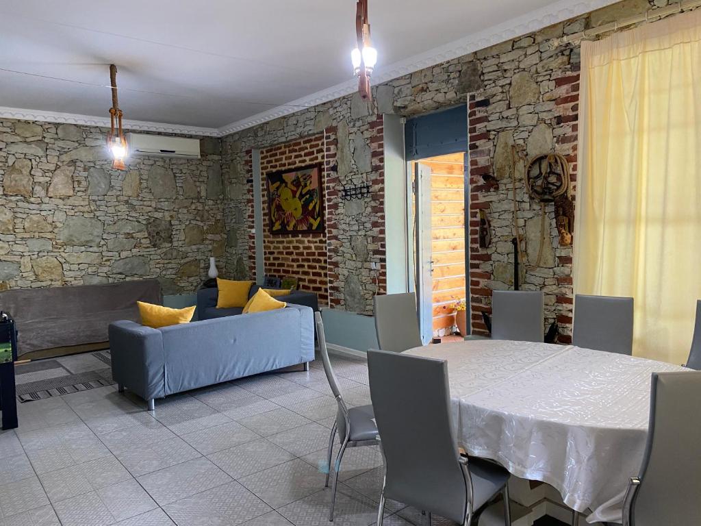 - un salon avec une table et un canapé dans l'établissement Villa Afon, à Nouvel Athos