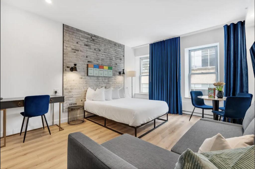 una habitación de hotel con una cama y un sofá en INITIAL - MONOPOLY - Centre-Ville de Quebec, en Quebec