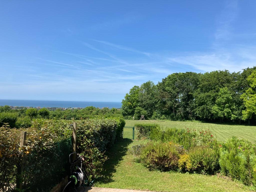 Blick vom Garten des Hauses in der Unterkunft Deauville vue mer in Tourgéville