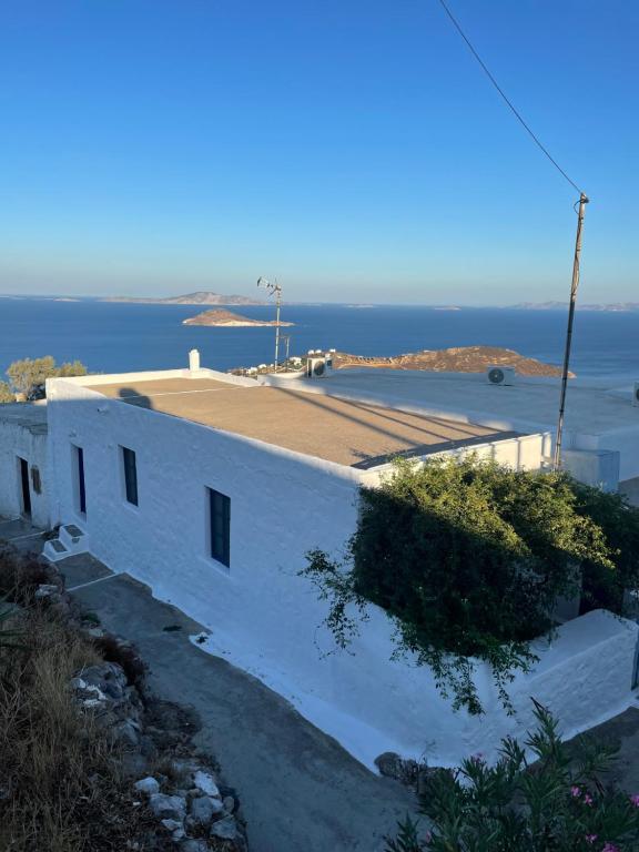 Un bâtiment blanc avec l'océan en arrière-plan dans l'établissement Patmos Horizon, à Patmos