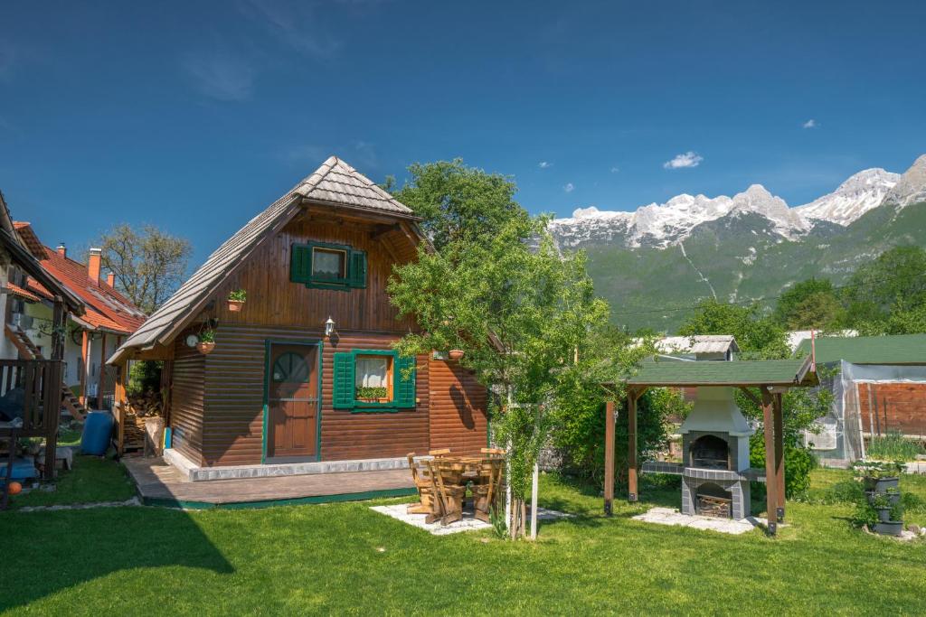 博維茨的住宿－Počitniška hiška Jrga，小木屋,后面是山脉