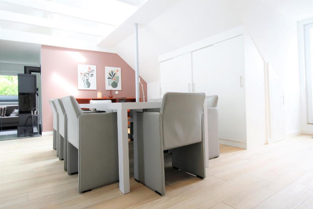 uma sala de jantar com mesa e cadeiras em Haus Barbara - Schwimmbad und Sauna im Haus-Whg 12 em Grömitz
