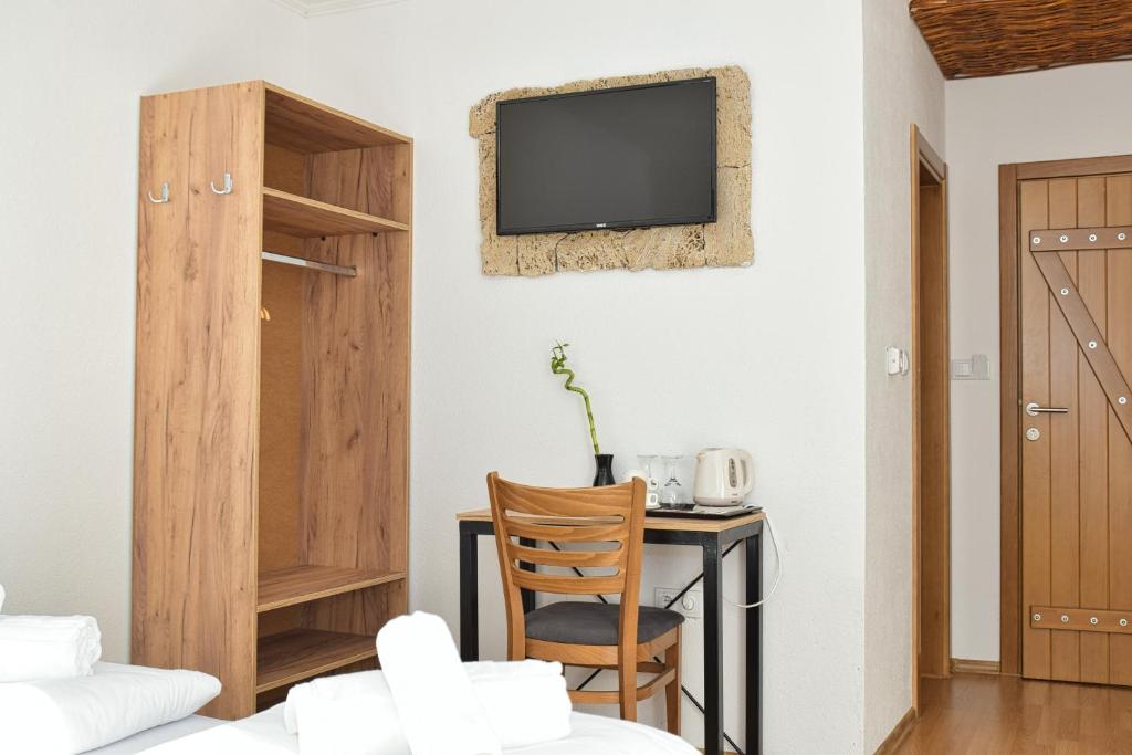 Konoba Slapovi - King Room With Lake View