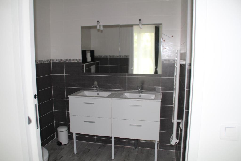 LE CLOS DE L'O - Quadruple Room With Private Bathroom