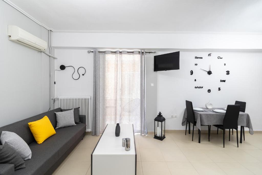 een woonkamer met een bank en een tafel bij K6 Fashion Sparta Apartment in Sparta