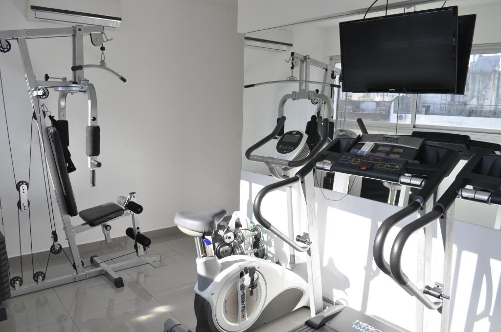 una habitación con una oficina dental con monitor y sillas en Modern Studio in heart of Recoleta with pool, grill and gym en Buenos Aires
