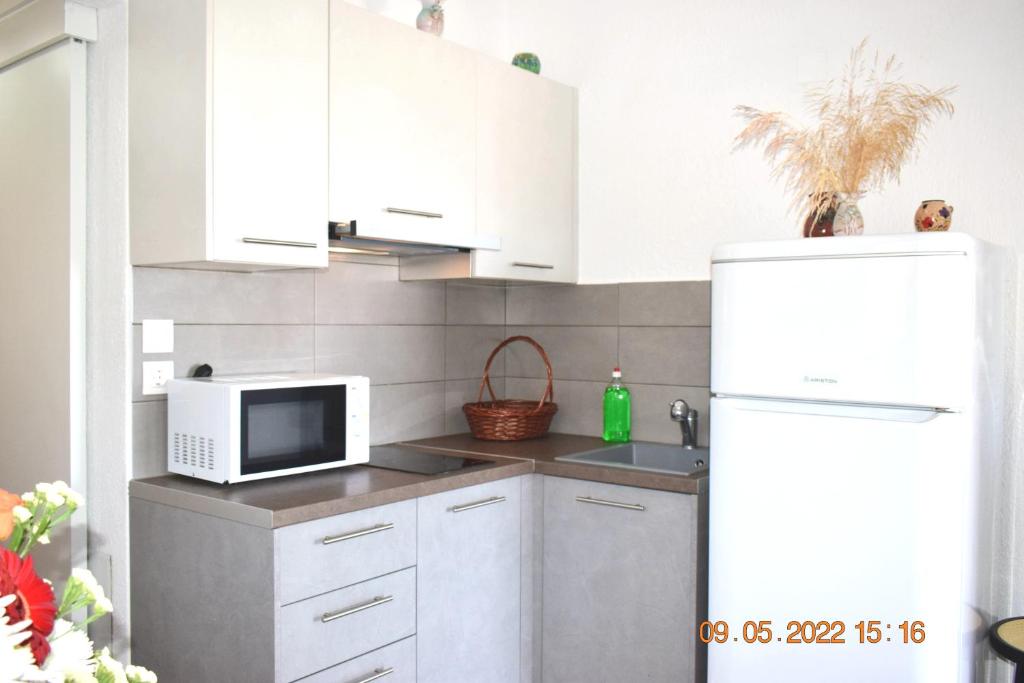 A kitchen or kitchenette at Istron MiraBella Villas