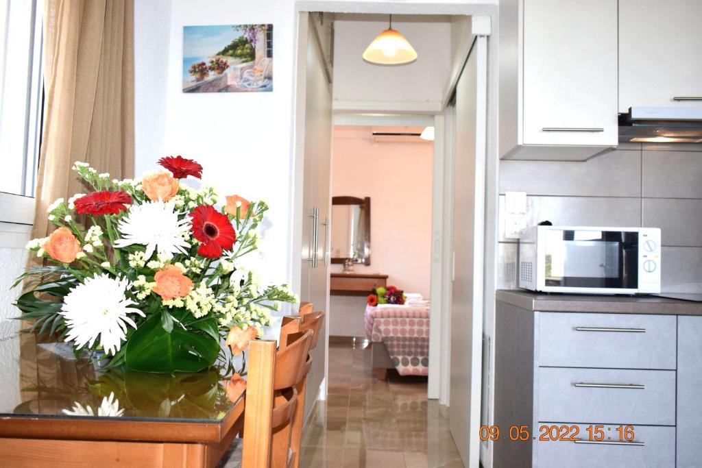 A kitchen or kitchenette at Istron MiraBella Villas