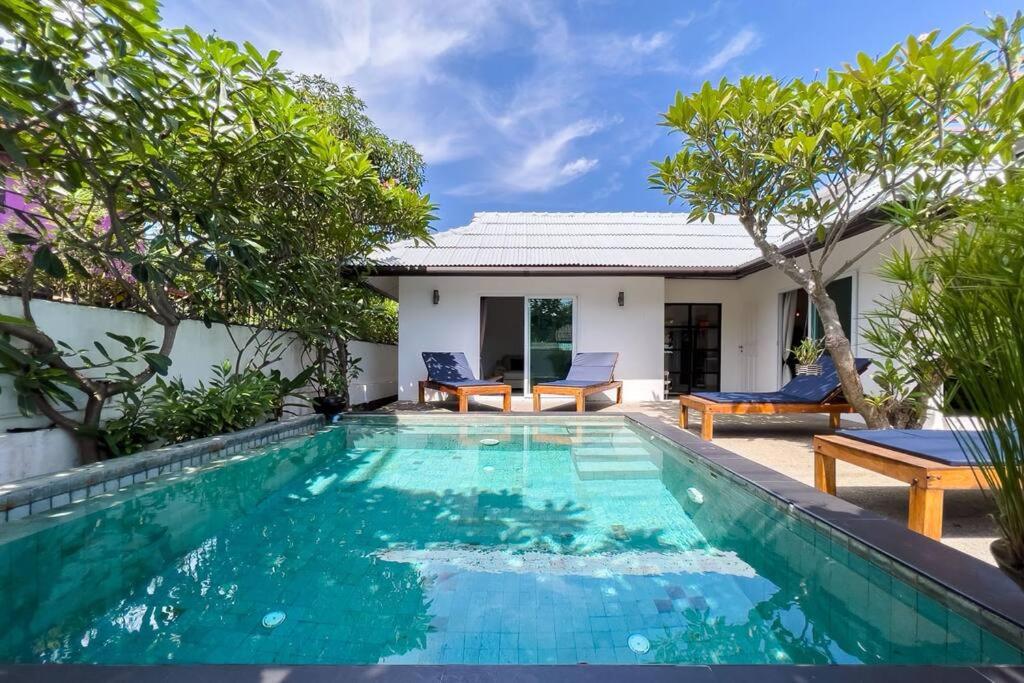 una piscina frente a una villa en Pool Villa Bangrak, 2 mins to beach!!!!, en Koh Samui 