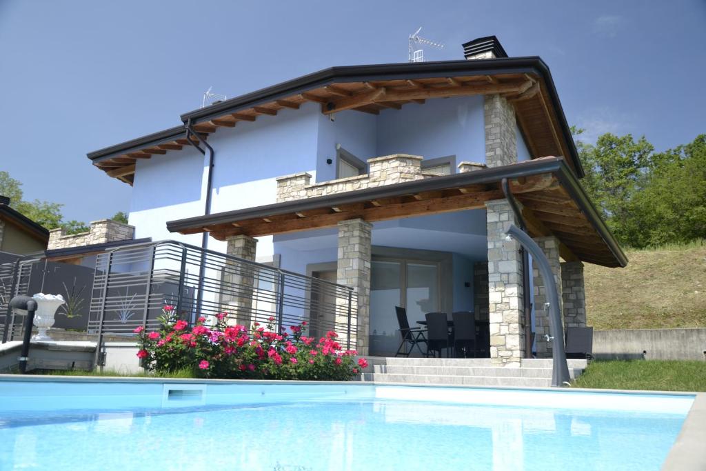 une villa avec une piscine et une maison dans l'établissement Casa Monstagol, à Soiano del Lago