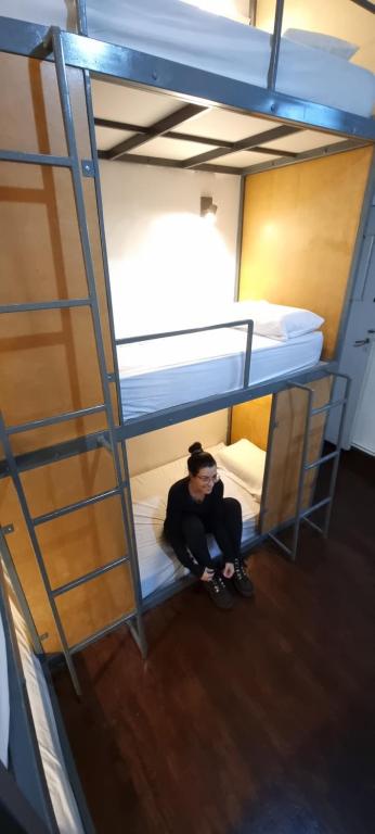 Palanda nebo palandy na pokoji v ubytování Katana Capsule Hostel