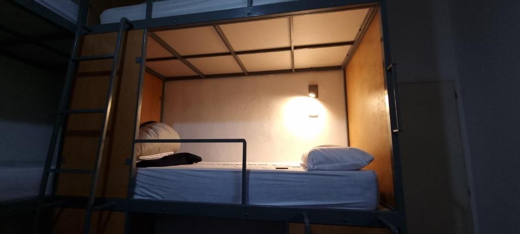 Postel nebo postele na pokoji v ubytování Katana Capsule Hostel