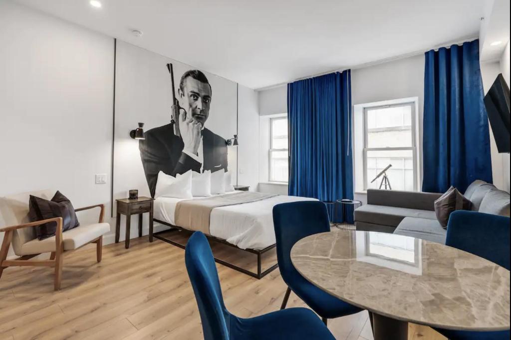 une chambre d'hôtel avec un lit et une table dans l'établissement INITIAL - JAMES BOND 007 - Centre ville de Quebec, à Québec