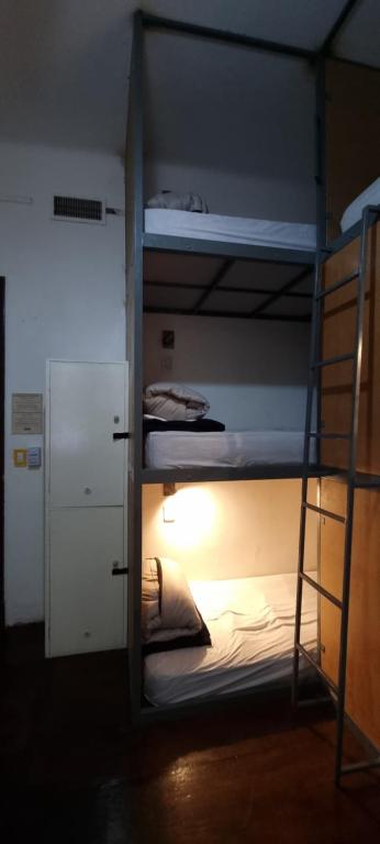 Postel nebo postele na pokoji v ubytování Katana Capsule Hostel