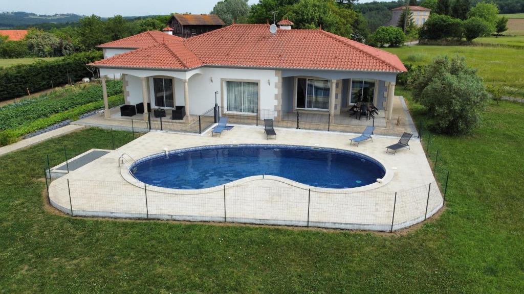 dom z basenem na podwórku w obiekcie Villa avec piscine privée w mieście Varès