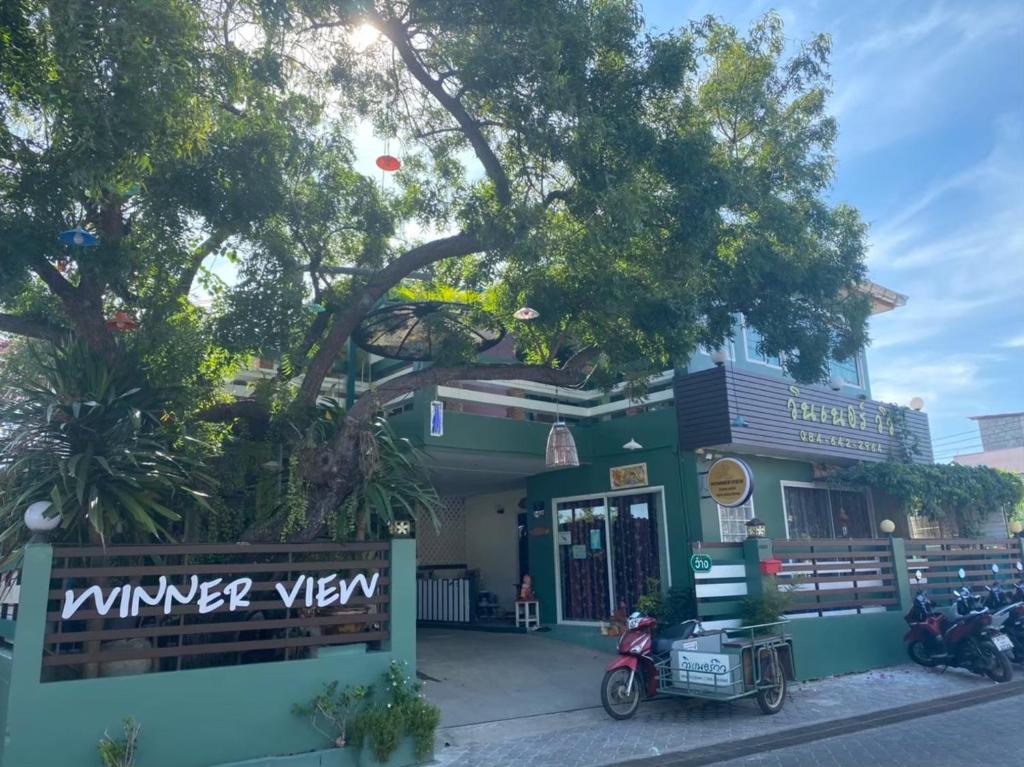 um edifício com uma moto estacionada em frente em Winnerview Zone B em Ko Larn