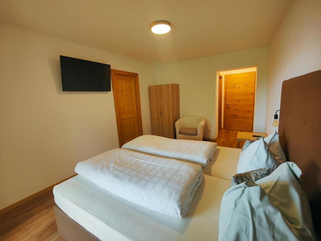 Postel nebo postele na pokoji v ubytování Schlossberg