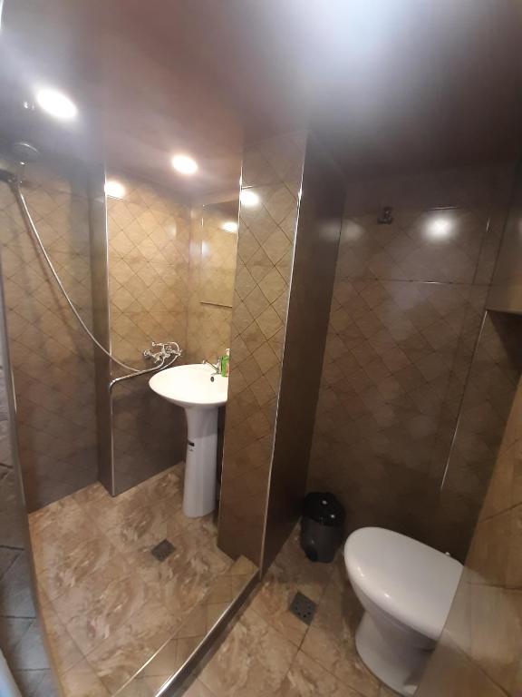 Koupelna v ubytování NarVar Hotel