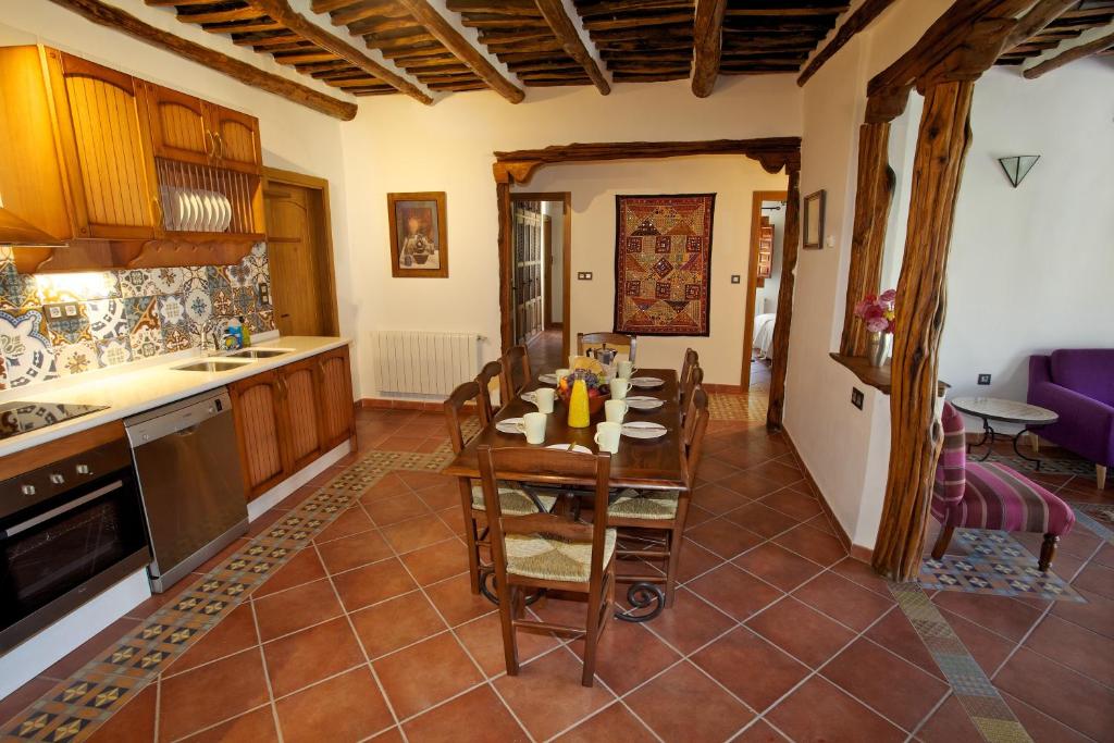 eine Küche mit einem Tisch und Stühlen im Zimmer in der Unterkunft Casa Carole - 3 Bedroom Luxury Apartment in Bubión