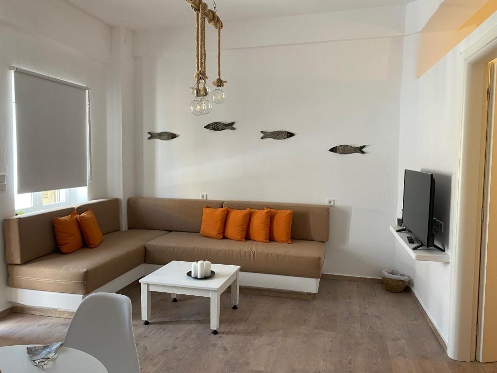 - un salon avec un canapé et une table dans l'établissement Maganiotis House, à Kimolos