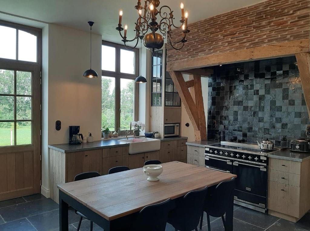Kuchyň nebo kuchyňský kout v ubytování Huis Potaerde, luxe villa, vakantiewoning - landhuis nabij Brussel