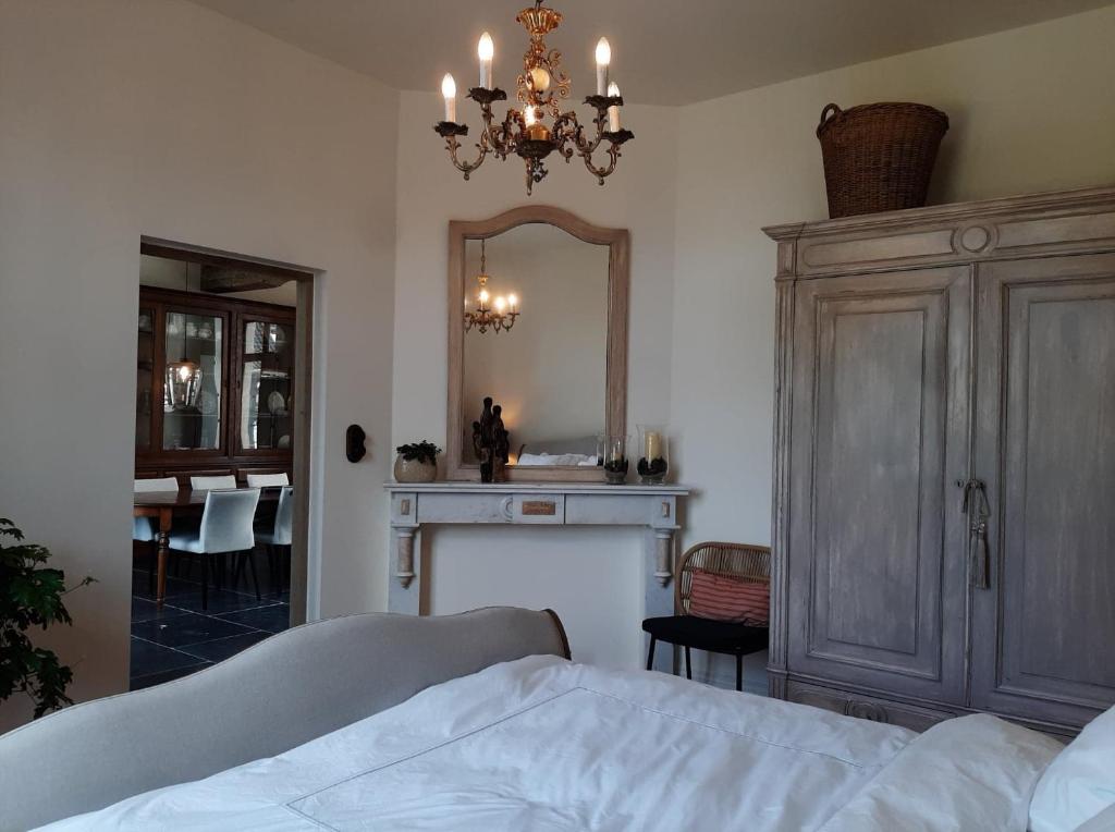 Postel nebo postele na pokoji v ubytování Huis Potaerde, luxe villa, vakantiewoning - landhuis nabij Brussel