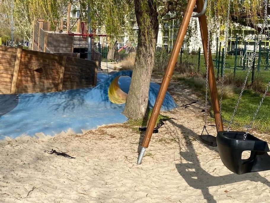 Plac zabaw dla dzieci w obiekcie Sunset Beach Apartment direkt am Strand mit Pool Garten Terasse viel Komfort