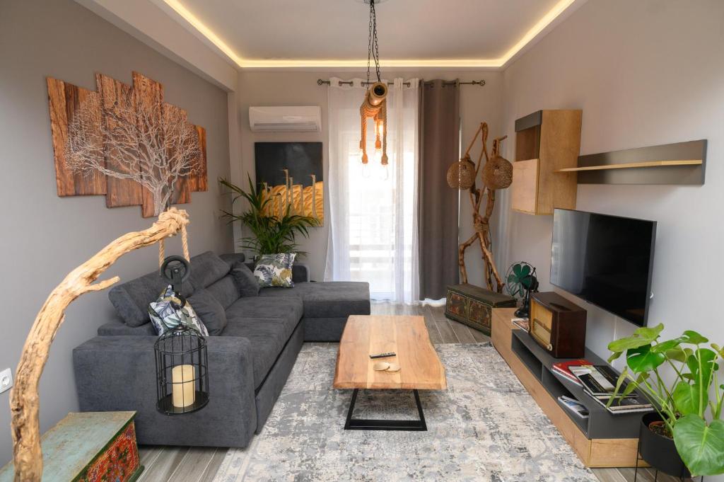 een woonkamer met een bank en een salontafel bij ORFEAS suite AXD in Alexandroupoli